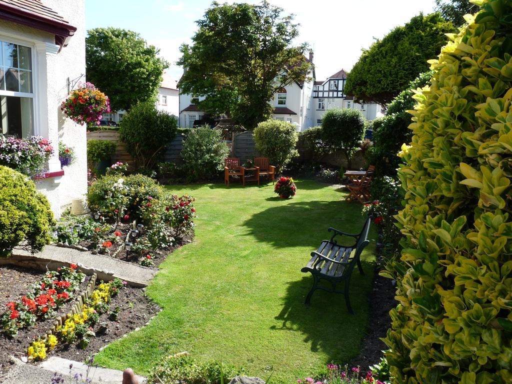 Cornerways Guest House Llandudno Bagian luar foto